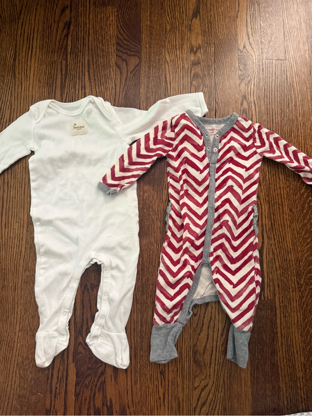 Burt’s bee Baby One-Piece Footed Sleepers - White & Red Chevron 3-6 months
